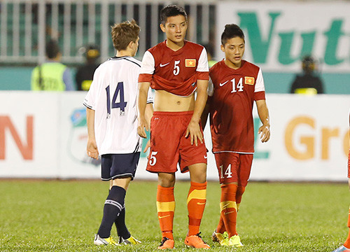 Cầu thủ "cao kều" nhất tuyển U19 Việt Nam là Hoàng Văn Khánh với chiều cao 1m79, nặng 74kg. Tuy nhiên cầu thủ được xếp vào hàng cao lớn này lại ít được sử dụng vì tỏ ra không phù hợp với lối chơi thiên về tốc độ, kỹ thuật của toàn đội.