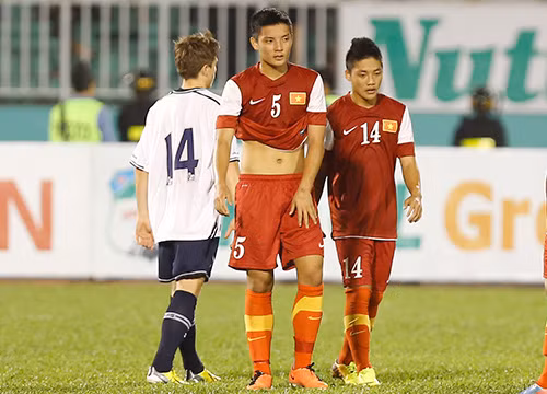 Cầu thủ "cao kều" nhất tuyển U19 Việt Nam là Hoàng Văn Khánh với chiều cao 1m79, nặng 74kg. Tuy nhiên cầu thủ được xếp vào hàng cao lớn này lại ít được sử dụng vì tỏ ra không phù hợp với lối chơi thiên về tốc độ, kỹ thuật của toàn đội.