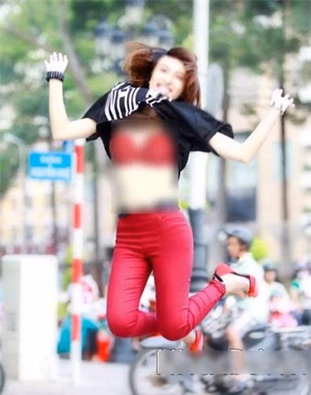 Chụp ảnh mẫu, ảnh thời trang đường phố nhưng hớ hênh, phản cảm đặc biệt bị chỉ trích rất nhiều. Nó khiến người xem chú ý đến những yếu tố khác nhiều hơn là nhìn vào những bộ trang phục mà chủ nhân đang muốn giới thiệu.