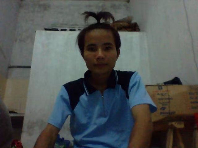 Cường lên Hà Nội để lao động, kiếm sống. Anh chàng 9X thường đi hát rong trên phố, mang theo loa, đài các thiết bị âm thanh để hát và bán bàn chải.