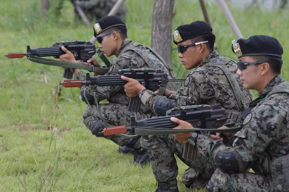 Hình ảnh trong một buổi diễn tập, xử lý tình huống bạo động tại ASIAD với sự xuất hiện của những chàng lính SWAT đẹp trai, lạnh lùng.