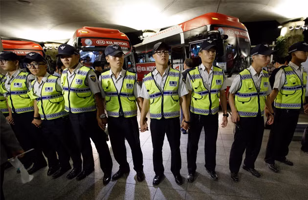 Hàn Quốc là xứ sở của những chàng hot boy... và trong hàng ngũ cảnh vệ, lính tráng tham gia bảo vệ ASIAD cũng có khá nhiều anh chàng sở hữu ngoại hình điển trai, được nhiều cô nàng đi đường để ý.