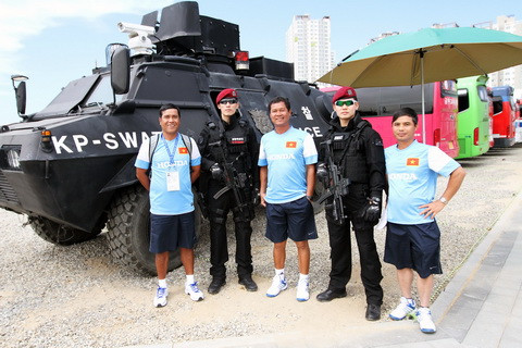 Các HLV đội Olympic Việt Nam và các chiến sĩ đặc nhiệm SWAT bảnh trai của Hàn Quốc. Ảnh: Bongdaplus.