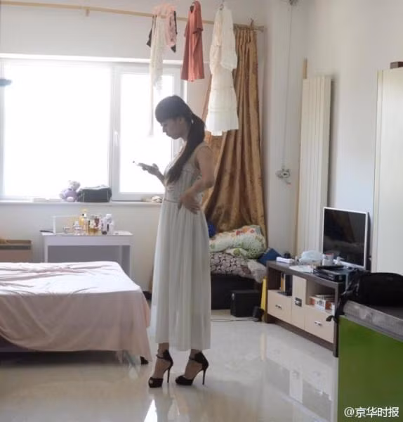 “Cô gái” kể về những nỗi đau trong quá khứ của mình. Lên 5 tuổi, Jiang nhận thấy bản thân mình có rất nhiều điều khác biệt so với những cậu con trai khác. Nhiều bạn bè trong lớp thường chế giễu Jiang là “kẻ yếu đuối” hoặc “thằng đàn bà”... nhưng cùng với thời gian, Jiang đã quen dần với tất cả những điều cay đắng này.