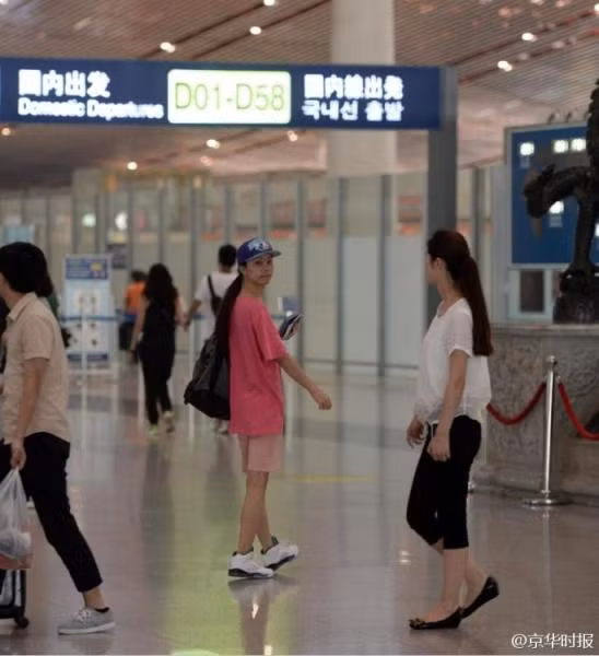 Lên 12 tuổi, Jiang bị hãm hiếp bởi 3 người đàn ông. Kẻ từ đó, Jiang có ác cảm với đàn ông và ghét bản thân mình là một người đàn ông.