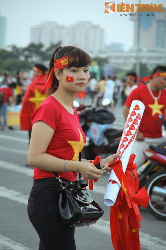 Cờ to, cờ nhỏ, màu vẽ... được nhiều cô gái mang đến để chia sẻ cho bạn bè, những người hâm mộ khác với mục tiêu cùng nhau làm nên một "chảo lửa" Mỹ Đình rực đỏ cờ Tổ quốc.