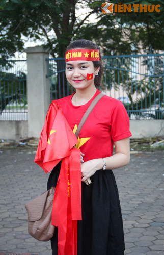 Rất nhiều cô gái xinh đẹp, không ngại trời nắng, nhiệt tình xếp hàng và tươi cười, hồ hởi khi được hỏi về niềm hi vọng vào chiến thắng của các cầu thủ U19.