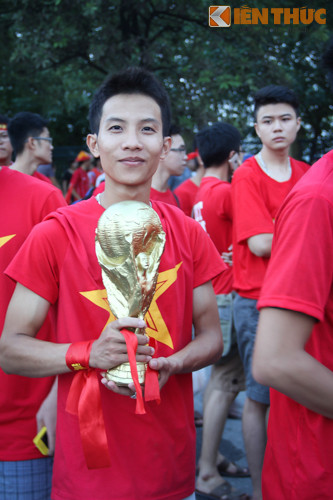 Thậm chí hình ảnh chiếc cúp vàng thế giới cũng được các bạn trẻ mang đến để thể hiện khát khao chiến thắng, mong ước một ngày tuyển U19 Việt Nam sẽ gây tiếng vang trên thế giới.