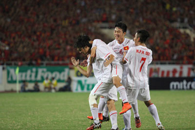 Các cầu thủ Việt Nam vui mừng vì có bàn thắng đẹp nhờ công của hai "lá phổi" Tuấn Anh - Xuân Trường.