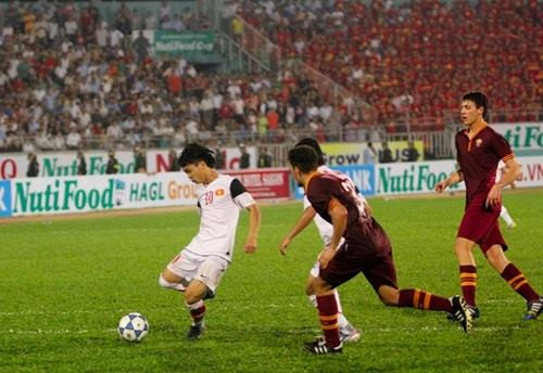 Khi bước chân vào học viện Arsenal JMG, Công Phượng được học và nâng cao trình độ dứt điểm rất nhiều. Từ những cú sút trái phá tới những cú sút nhẹ nhưng đưa bóng bay với quỹ đạo khó.