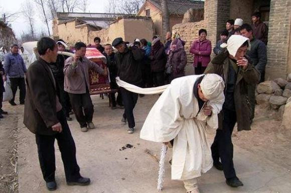 'Mưa rơi trúng mộ xuất quý nhân; mưa rơi quan tài người sơ tán' nghĩa là gì? - Hình 2 'Mua roi trung mo xuat quy nhan; mua roi quan tai nguoi so tan' nghia la gi?-Hinh-2