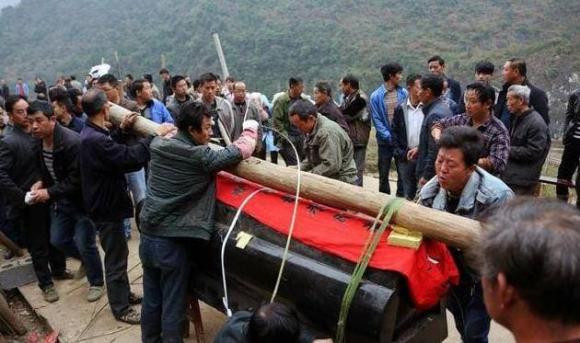 'Mưa rơi trúng mộ xuất quý nhân; mưa rơi quan tài người sơ tán' nghĩa là gì? 'Mua roi trung mo xuat quy nhan; mua roi quan tai nguoi so tan' nghia la gi?