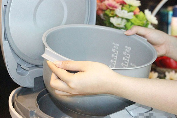 Tai sao khi nau xong van khong nen mo nap noi com dien?-Hinh-4