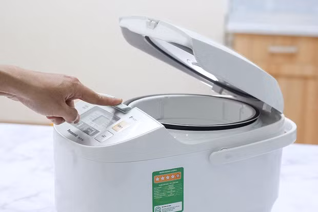 Tai sao khi nau xong van khong nen mo nap noi com dien?