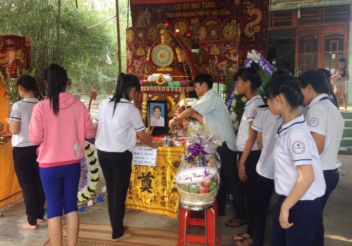 Cả TT Dầu Tiếng chìm trong tang tốc khi có 7 đám tang của các em học sinh