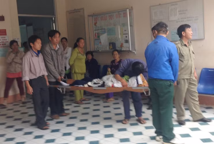 Người thân ôm chặt thi thể con em mình