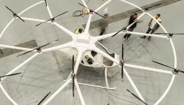 Họ phải mất 2 năm và chi phí 5,4 triệu USD để thiết kế chiếc máy bay thân thiện với môi trường này. Một trong những điểm độc đáo của nó chính là khung carbon rộng 10m với 18 cánh quạt.