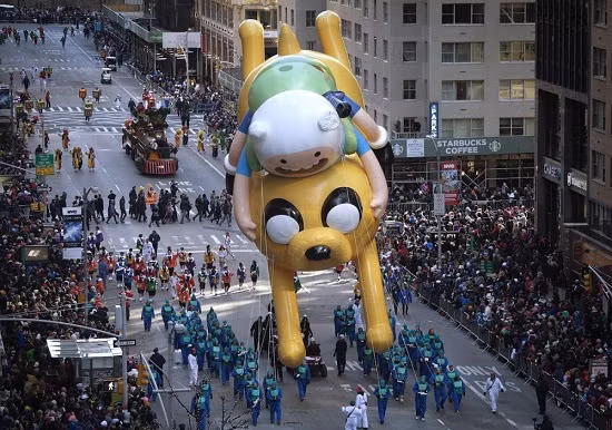 Năm 2013, Macy thiết kế 30 quả bóng bay độc đáo, 1.600 người cổ vũ và vũ công, 900 chú hề và 11 ban nhạc tham gia trong lễ diễu hành trên hành trình dài 4km.