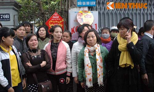 Rất nhiều tiểu thương khóc nức nở khi xảy ra cháy chợ Nhật Tân.