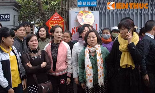 Rất nhiều tiểu thương khóc nức nở khi xảy ra cháy chợ Nhật Tân.