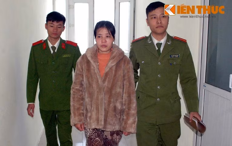 Đối tượng Liễu bị cơ quan công an dẫn giải về trụ sở.