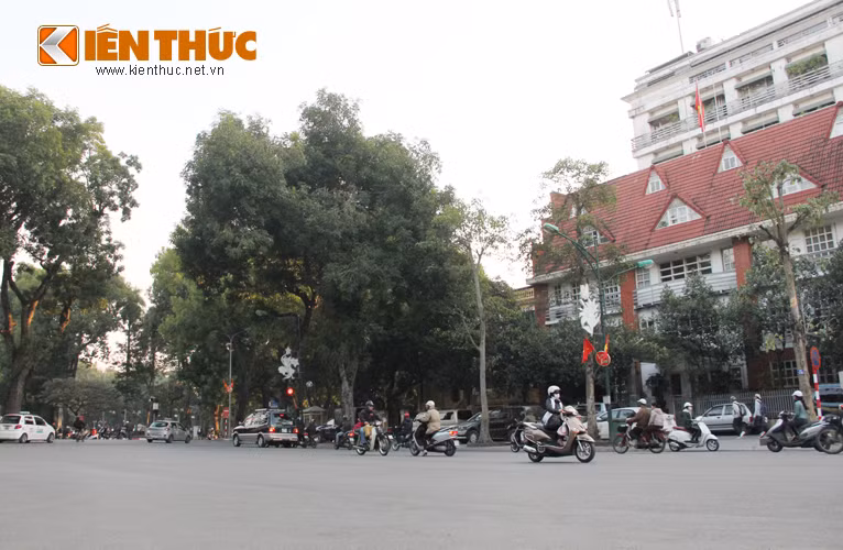 Theo ghi nhận của PVKiến Thức, tòa nhà này khá khang trang, nằm ở vị trí đắc địa của Thủ đô, ngay ngã tư Điện Biên Phủ - Hoàng Diệu,