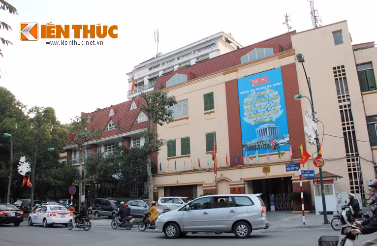 Trụ Sở công an quận Ba Đình cũng nằm sát phía bên trái 2 khối nhà này.