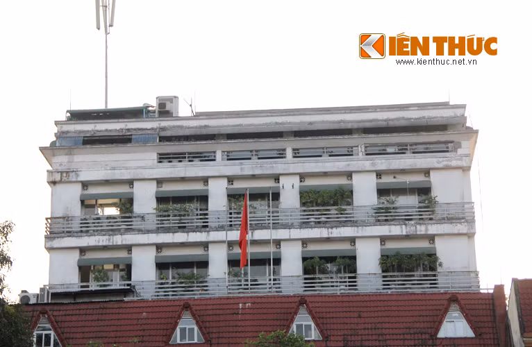 Ngay phía sau khối nhà 4 tầng là khối nhà 7 tầng cao nổi trội trong khu vực.