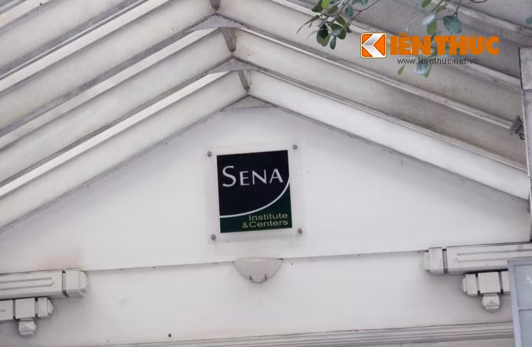 Tuy nhiên, biển tên của viện Sena, đơn vị được giao sử dụng 2 khối nhà vẫn được gắn nổi bật ngay lối vào cổng chính,