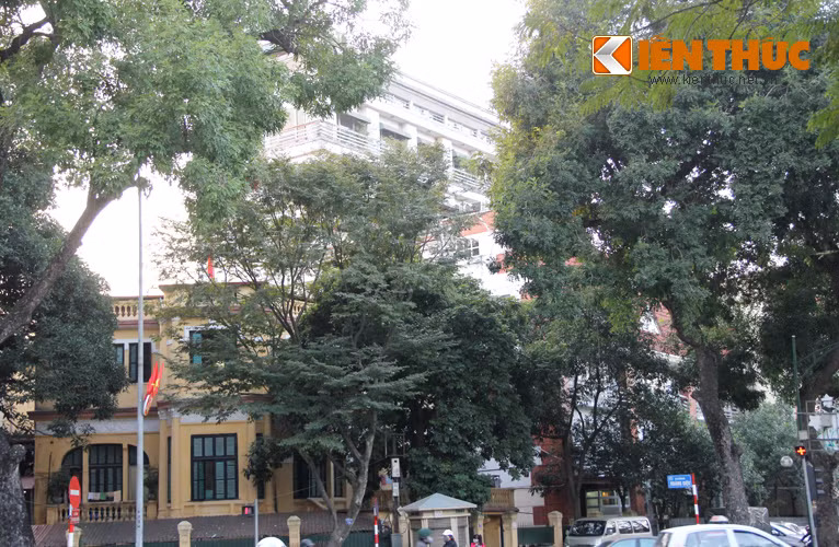 Do mới được xây dựng lại nên nhìn khu nhà 35 Điện Biên Phủ hiện đại hơn hẳn. Liền kề hai khối nhà này vẫn là những biệt thự Pháp cổ.