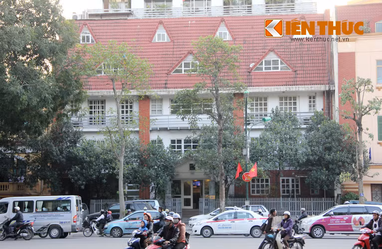 Sau khi nhận chuyển đổi từ Cục Cảnh sát bảo vệ không thông qua cơ quan quản lý nhà đất, Viện nghiên cứu Công nghệ và Phát triển Sena (viết tắt là Viện Sena) xin phép xây dựng, cải tạo lại nhà 35 Điện Biên Phủ thành 2 khối nhà 4 tầng và 7 tầng để sử dụng nhưng Nhà nước vẫn sở hữu toàn bộ đất, toàn bộ công trình sau khi cải tạo. Ảnh chụp khối nhà 7 tầng phía mặt đường Điện Biên Phủ.