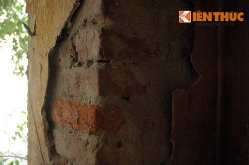 Do xây dựng đã hơn nửa thế kỷ nên những bức tường đã xuống cấp khá trầm trọng.
