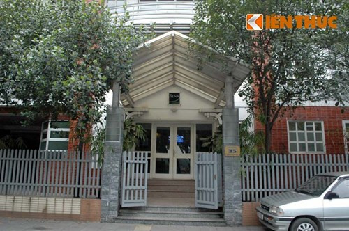 Cổng chính của khối nhà 4 tầng 35 Điện Biên Phủ.