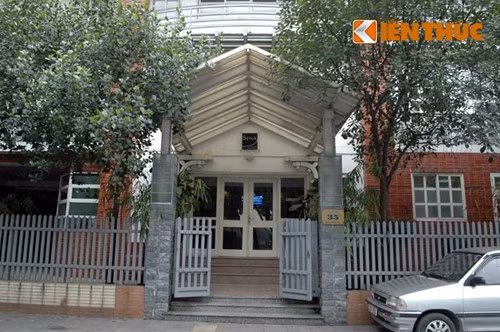 Cổng chính của khối nhà 4 tầng 35 Điện Biên Phủ.