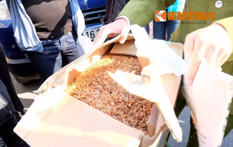 Cơ quan công an kiểm tra hàng lậu.