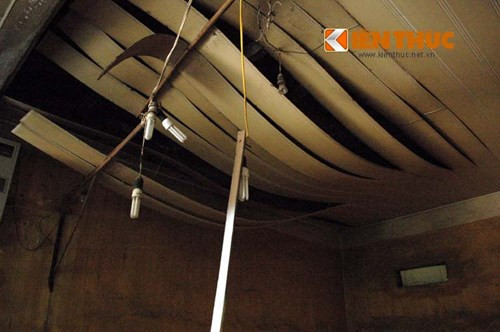 Trần nhà trong một căn hộ cũ kỹ ở Nam Đồng