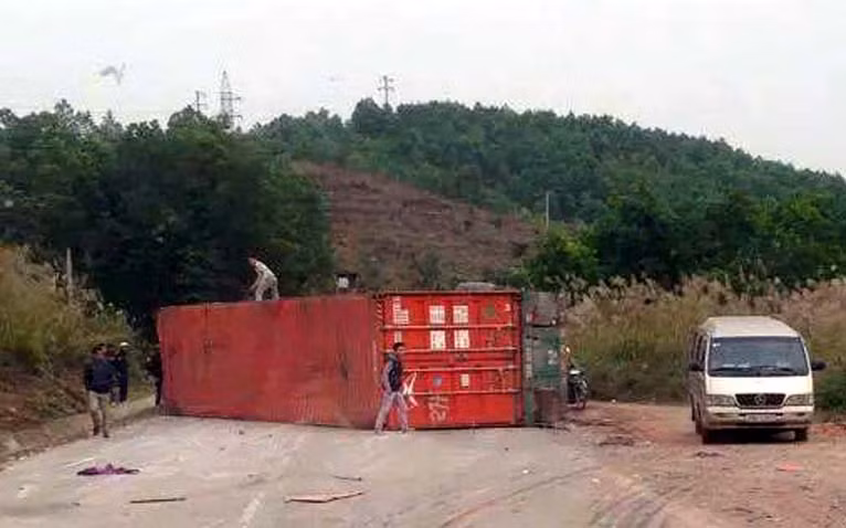 Còn xe container nằm ngang giữa đường.