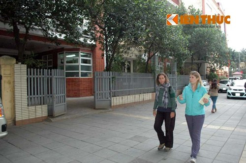 Vỉa hè phía trước tòa nhà khá thoáng, rộng. Khách du lịch thường dạo bộ qua đây.