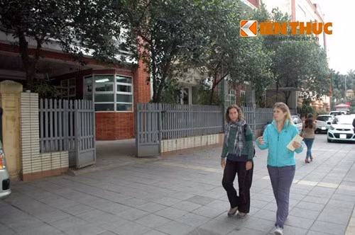 Vỉa hè phía trước tòa nhà khá thoáng, rộng. Khách du lịch thường dạo bộ qua đây.