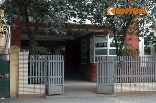 Vi phạm trong quản lý, sử dụng nhà đất tại 35 Điện Biên Phủ đã diễn ra trong nhiều năm qua nhưng đến nay thành phố vẫn chưa thu hồi được nhà để chuyển cho Công an quận Ba Đình sử dụng như kế hoạch để phù hợp với yêu cầu về an ninh trong khu vực trung tâm chính trị Ba Đình. Ảnh chụp một lối vào khác của tòa nhà 35 Điện Biên Phủ.