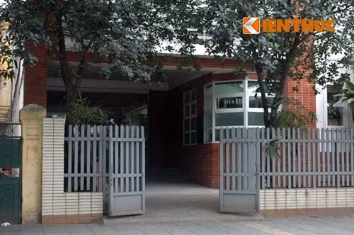 Vi phạm trong quản lý, sử dụng nhà đất tại 35 Điện Biên Phủ đã diễn ra trong nhiều năm qua nhưng đến nay thành phố vẫn chưa thu hồi được nhà để chuyển cho Công an quận Ba Đình sử dụng như kế hoạch để phù hợp với yêu cầu về an ninh trong khu vực trung tâm chính trị Ba Đình. Ảnh chụp một lối vào khác của tòa nhà 35 Điện Biên Phủ.