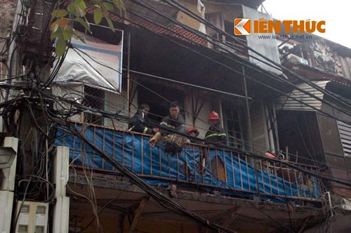 ... chuyển số tài sản còn sót lại từ hiện trường vụ cháy xuống đất.