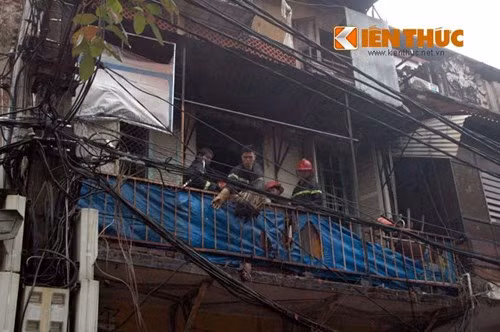 ... chuyển số tài sản còn sót lại từ hiện trường vụ cháy xuống đất.