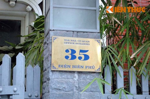 Do có nhiều đơn vị thuê lại cùng sử dụng nên ngay phía trên biển số nhà có ghi "Tòa nhà cơ quan".