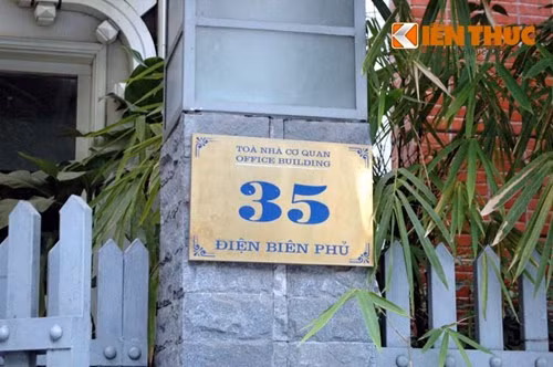 Do có nhiều đơn vị thuê lại cùng sử dụng nên ngay phía trên biển số nhà có ghi "Tòa nhà cơ quan".