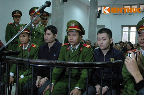 Đến 8h30 ngày 4/12, bị cáo Tường và Khánh có mặt tại tòa.