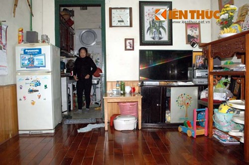 Anh Bùi Đình Thanh (37 tuổi, ở căn hộ 203 khu tập thể A5) cho biết, nhìn bề ngoài tòa nhà rất cũ kỹ và xuống cấp, tuy nhiên bên trong nhiều căn phòng được trang trí khá tiện nghi. Anh Thanh mua lại căn nhà này từ người bác trong quân đội vào năm 1997.