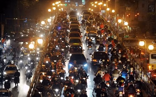 Tại các nút giao lớn như Thái Hà - Chùa Bộc, Xã Đàn - Tôn Đức Thắng... xe chen nhau chật cứng, các phương tiện di chuyển rất khó khăn.