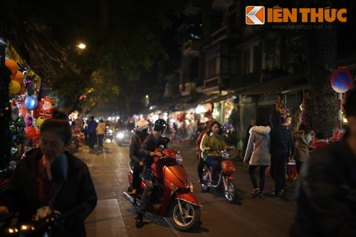 Tình trạng ùn tắc lan dần vào khu phố cổ. Nhiều người đã quay đầu xe, tránh ùn tắc ở cả những đoạn đường một chiều.