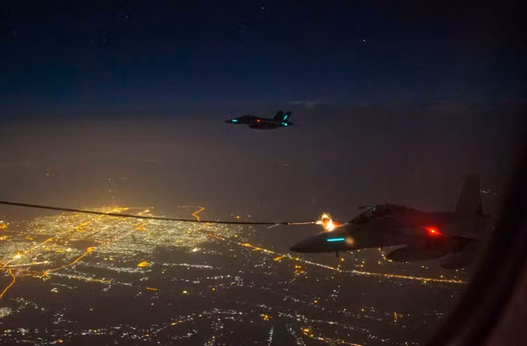 Hai máy bay tiêm kích F/A-18F Super Hornet của Không quân Hoàng gia Australia đang thực hiện tiếp nhiên liệu trên không với máy bay KC-30A trên bầu trời đêm Iraq.